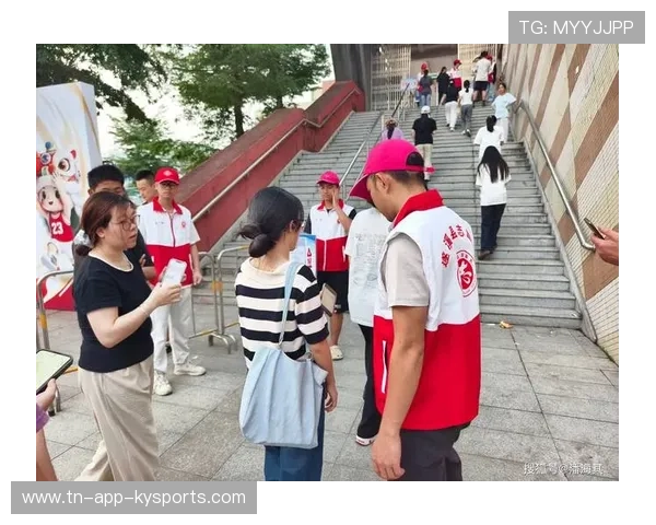 比赛志愿者开展观赛引导服务
